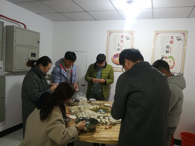 冬至陽生春又來，溫暖感恩促情誼——廣德路項目部舉辦包餃子活動