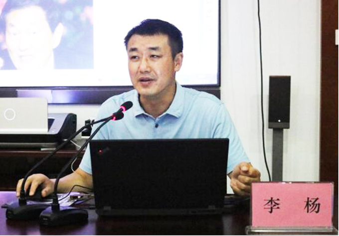 黨委委員、紀(jì)委書記、工會(huì)主席李楊對(duì)新員工進(jìn)行廉潔從業(yè)教育